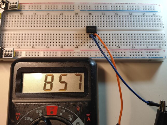 極性を変えても順方向電圧はほとんど変わりません。