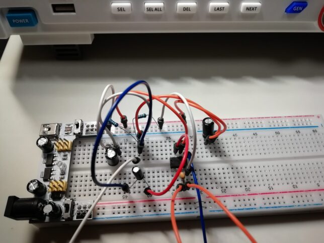 ブレッドボード上に作成した両電源アンプ