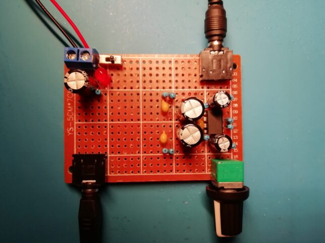 ユニバーサル基板上に本組したtda2822使用のヘッドホンアンプ