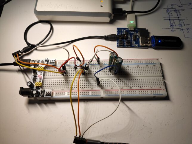 ブレッドボードで動作確認中のヘッドホンアンプ